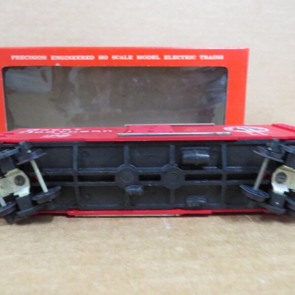 7 Assorted Vtg Tyco HO Scale Train Box Cars, Tanker, Caboose + 16 Curved Tracks - Picture 15 of 16